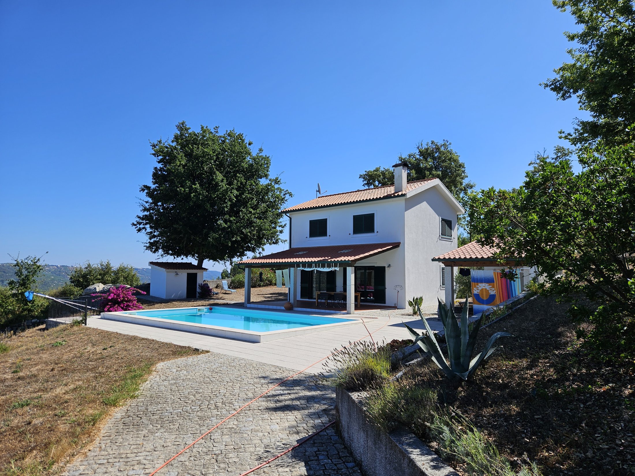 Casa dos Madeiros, the house and pool with a view over the Alva river valley